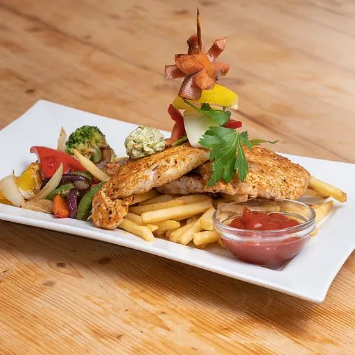 Gegrilltes Hähnchen auf Pommes frites mit gegrilltem Gemüse